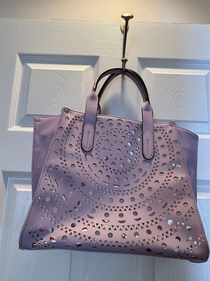 Max Edition ~ 薰衣草钱包 ~ 全新 ~ 全新带标签 ~ 15.5 英寸 x 10 英寸 ~ 适合春季 ~ — 第 4/4 张图片