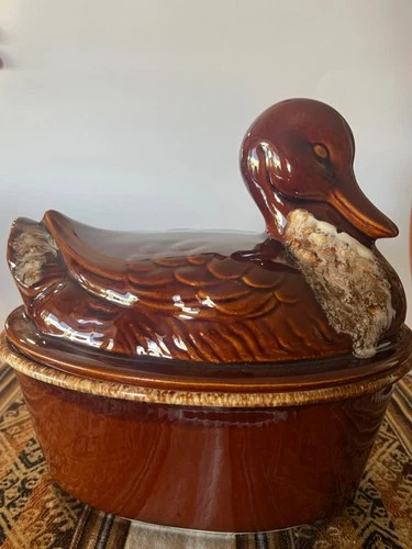 VINTAGE ~ H. P. CO. (HULL) POTTERY NESTING DUCK COVERED OVEN PROOF DISH ~ USA