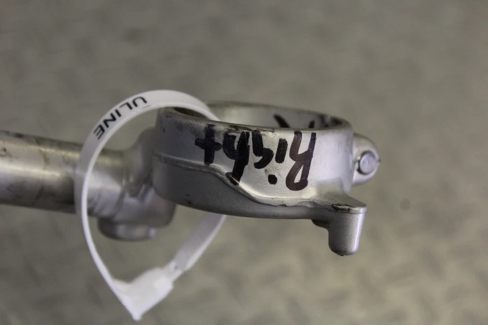 Suzuki GSXR750 GSX-R750 2004 clip derecho en el manillar Foto 4 de 4