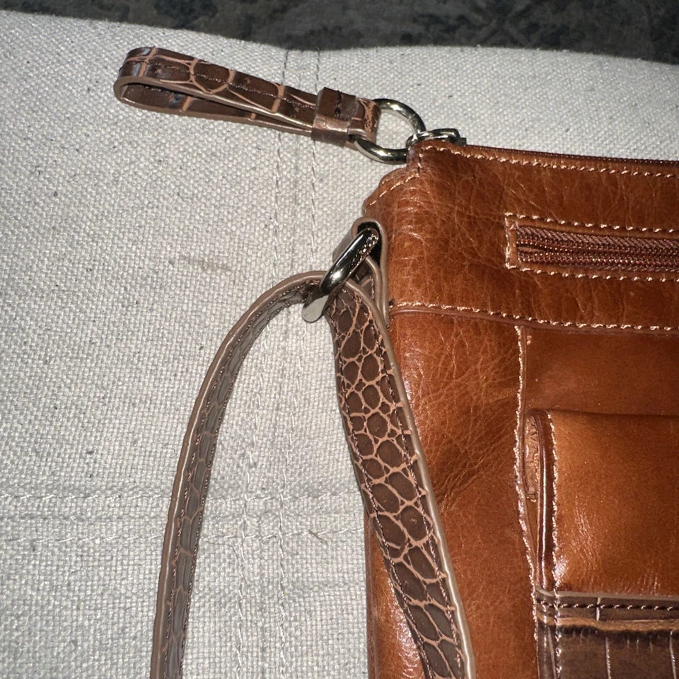 Bandolera para mujer Giani Bernini de cuero esmaltado florentino. ¡Excelente estado!! Foto 3 de 4