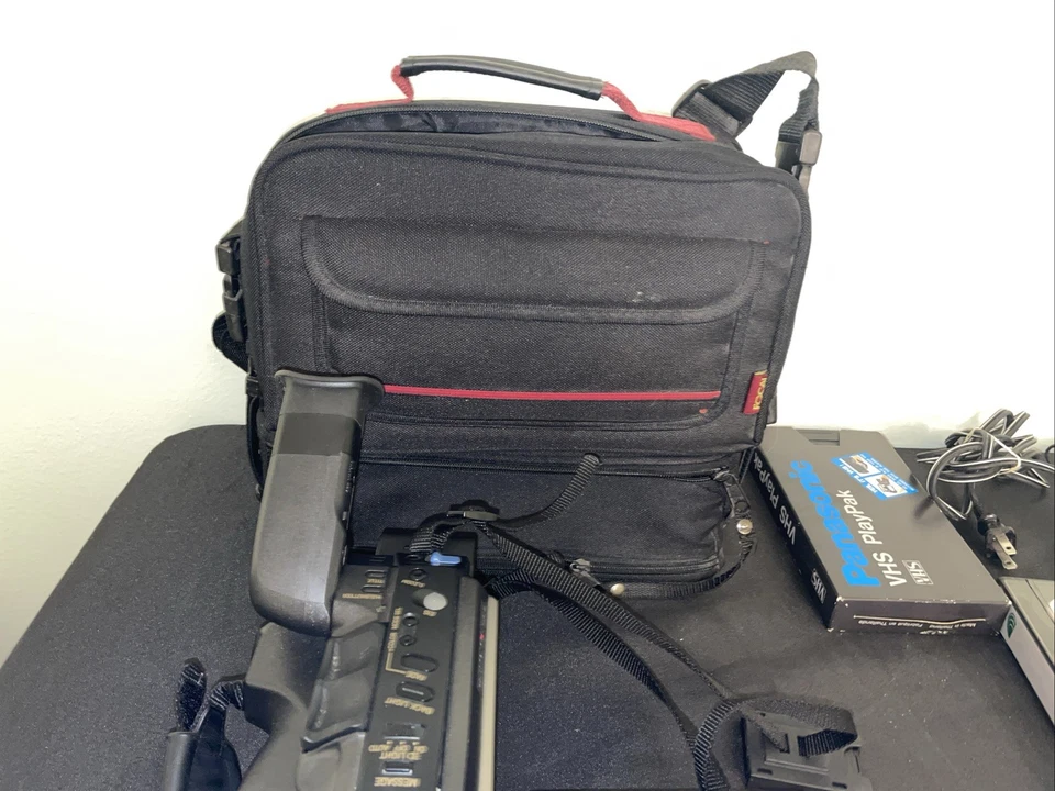 Palmcorder Palm sight PV-L758 Working With Battery,charger VHS, Playpak &casette - Image 2 of 4