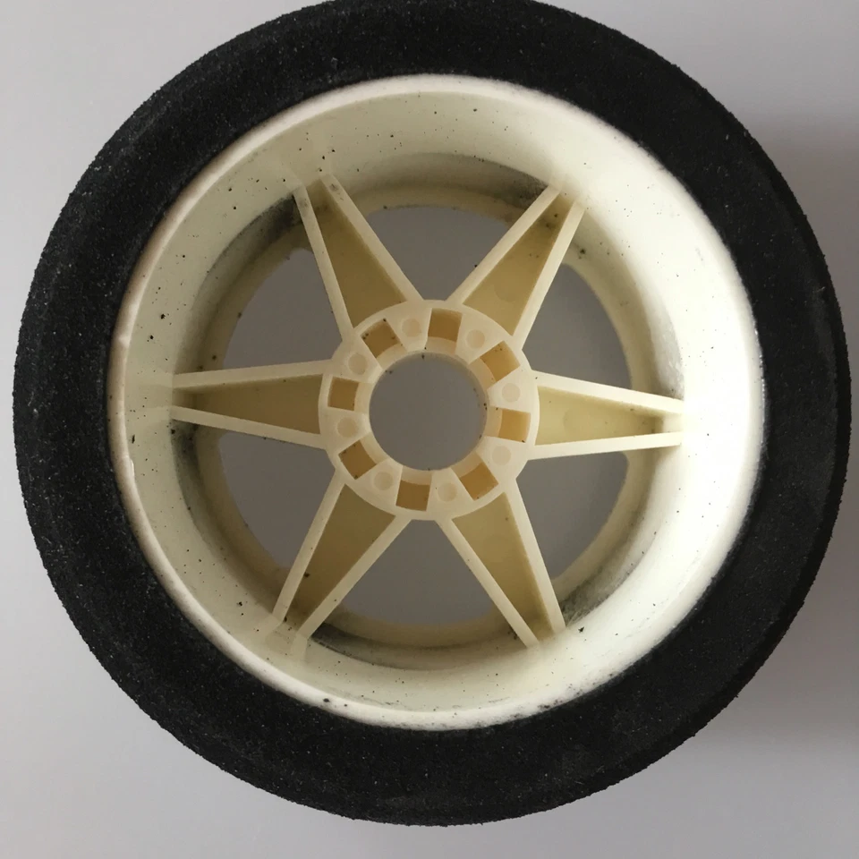 Foam tire 1:8 on-road with rim front 32 Shore Evolva Kyosho 36223-32 - Image 2 of 4
