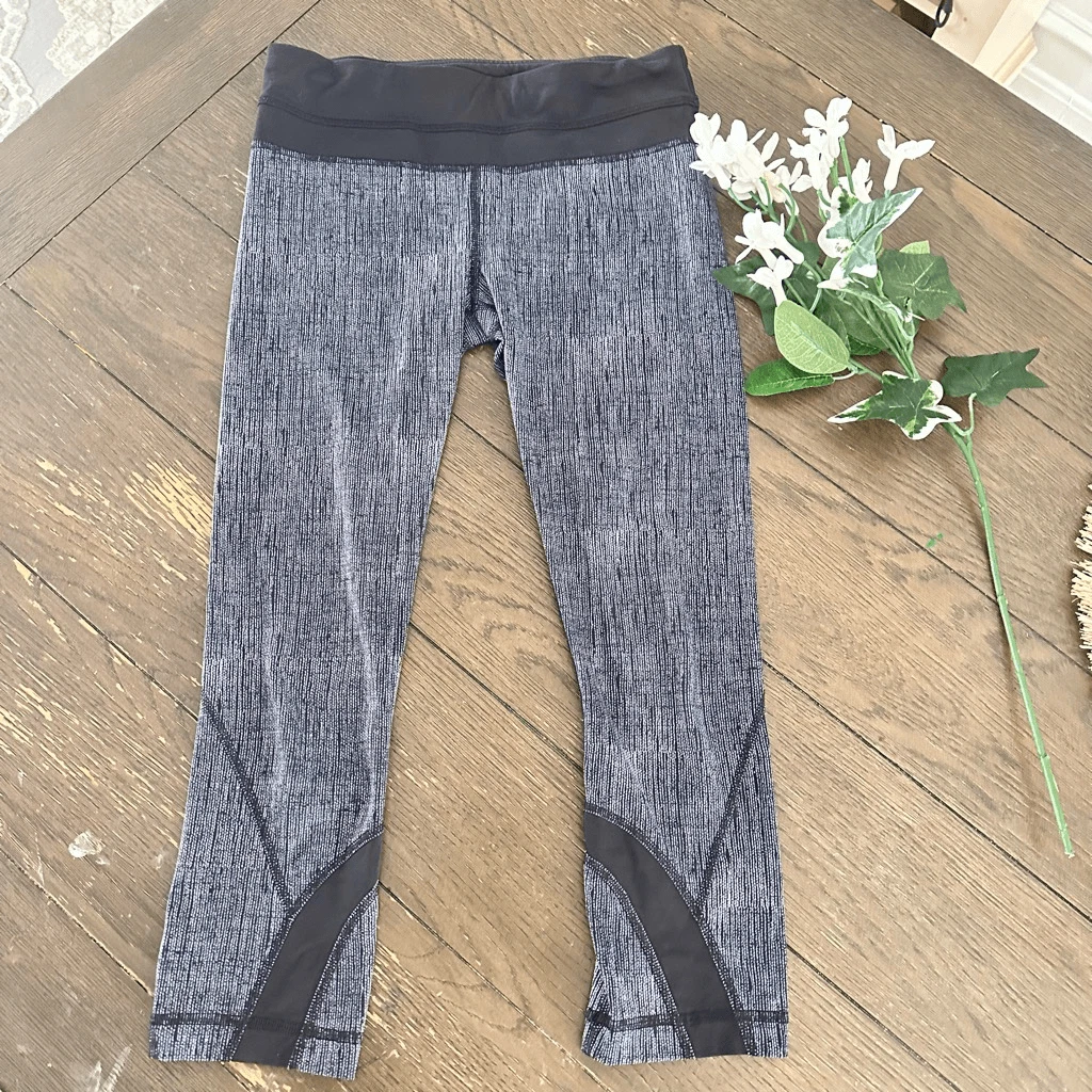 Lululemon Black Blue Heathered Print Capri Leggings Activewear size 4