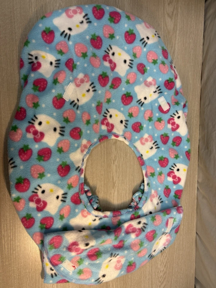 Porta-bebês Hello Kitty capa, lã, gatinho com morangos quente  - Imagem 4 de 4