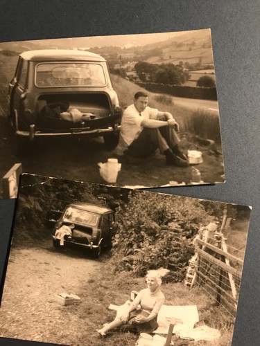 Zwei alte fünf Zoll Stil Vintage Leyland Mini Cooper Foto Picknick Auto