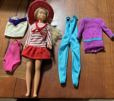 #ad Vintage 1983 Mattel Sun Gold Malibu Skipper Doll #1069 w Outfits $19.00