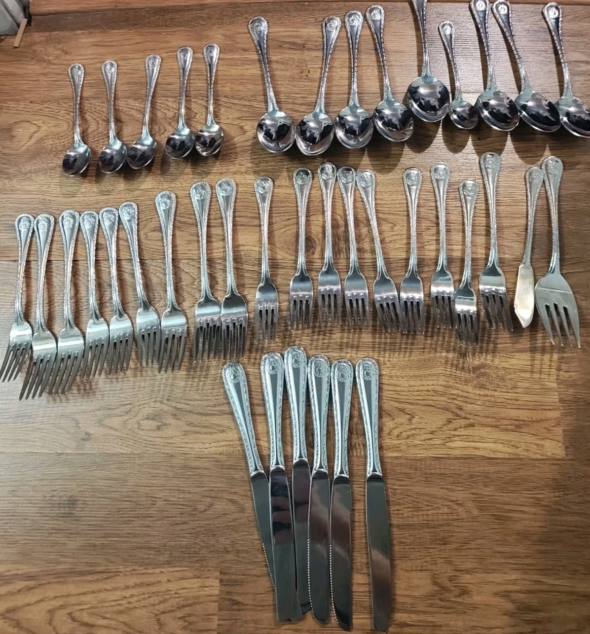 Wallace HOLIDAY WREATH Stainless 18/10 Glossy Flatware 40 Piece Set Indonesia