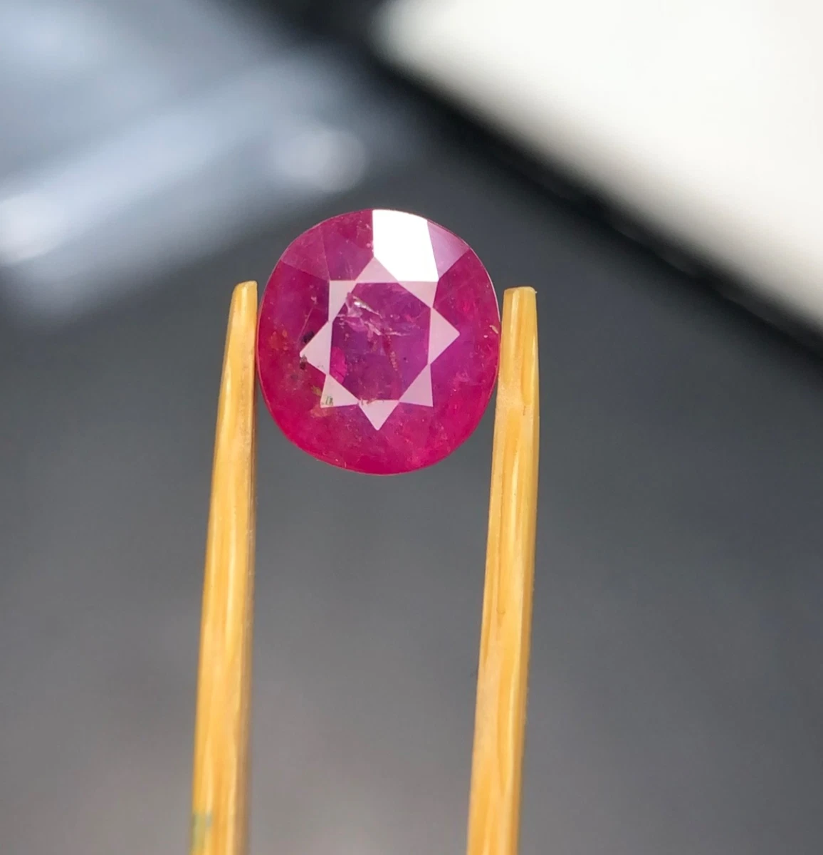 Pierre Précieuse Ovale Rubis Rouge 3.65ct 10x8mm - Mozambique - Traitée (chauffée Et Remplie Verre)
