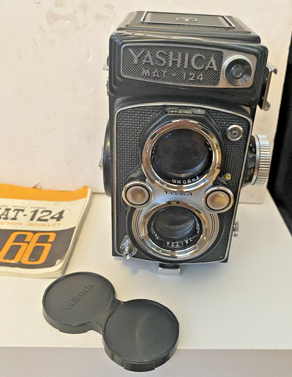 VINTAGE YASHICA MAT - 124 TWIN LENS CAMERA W/ 2.8/3.5 80MM VINTAGE YASHICA MAT - 124 TWIN LENS CAMERA W/ 2.8/3.5 80MM
