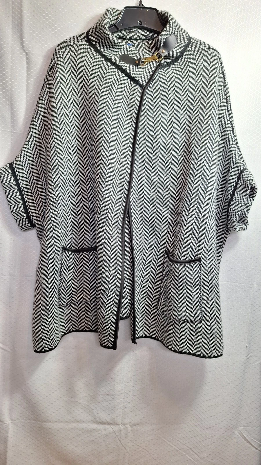 APT. 9 Knit Capelet Poncho OS Black White Chevron Clasp Close Classic Mature EUC
