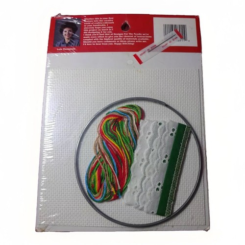 cross stitch trim 'n wire bear in wreath 5" round, Great Gift - Picture 2 of 2