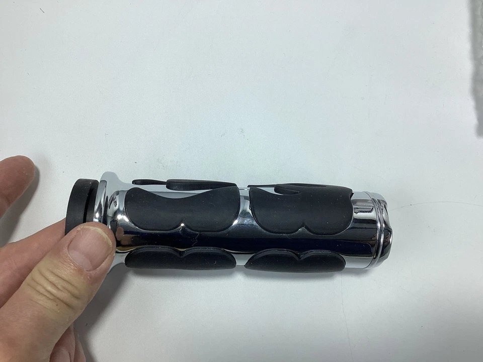 Par de empuñaduras de llama Kuryakyn ISO cromadas #6260 Harley Davidson NUEVO Foto 4 de 4