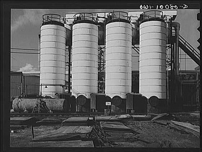 Photo:Tulsa, Oklahoma. Chiller tanks at the Mid-continent refinery
