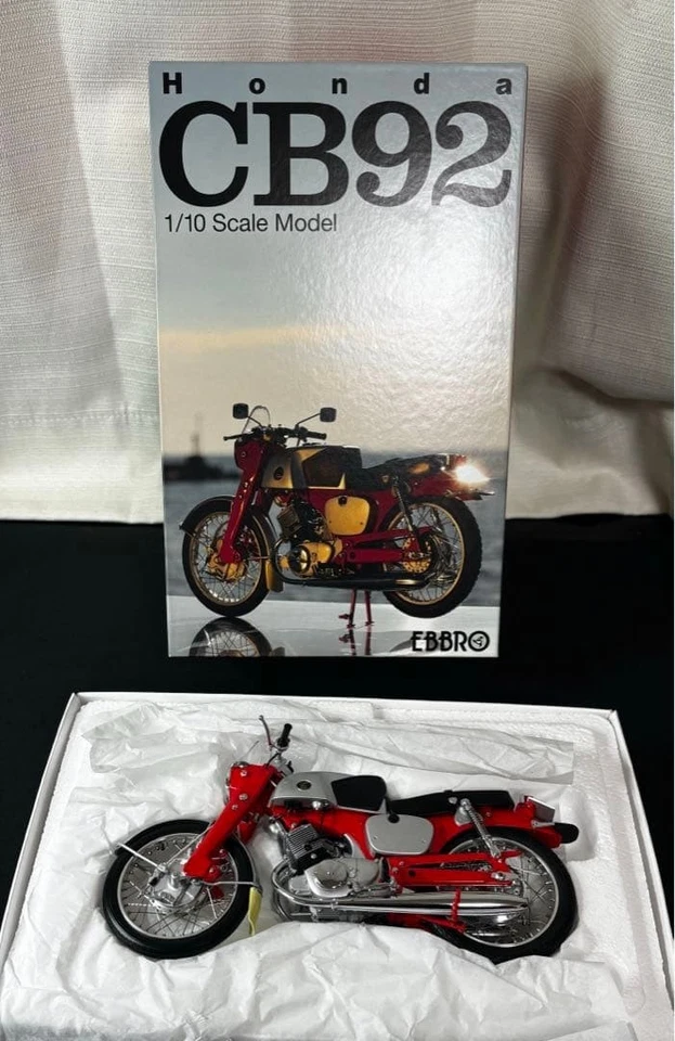 Modello di moto pressofuso rosso EBBRO 1/10 Honda CB92 - Immagine 2 di 4