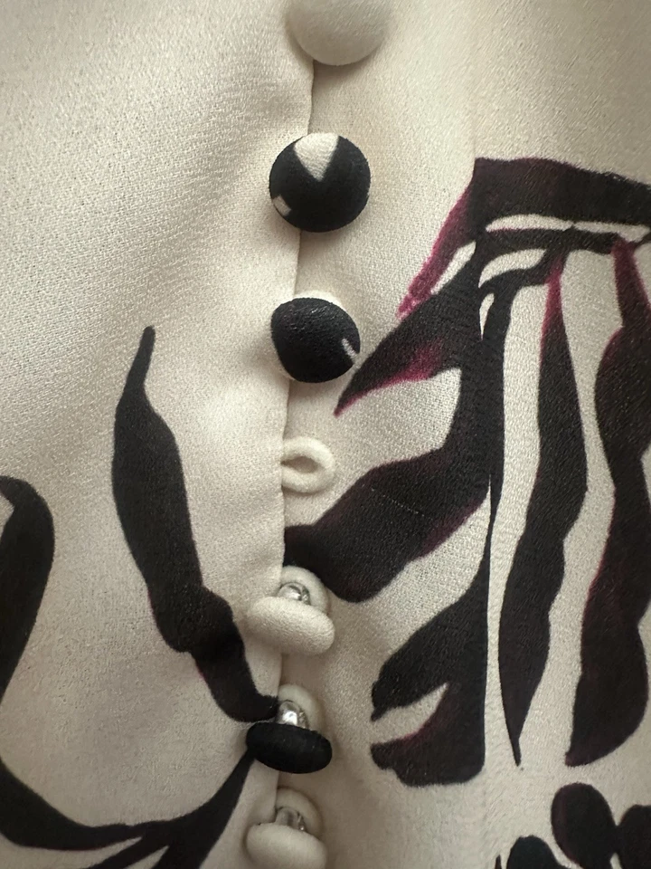 Top Alexia Admor Lori en Avena Floral Talla Mediana Botón Delantero DEFECTUOSO Foto 3 de 4