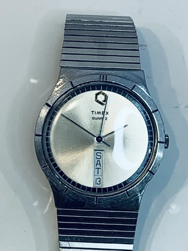Vtg Timex Q Watch Men 33mm Silver Tone FOR PARTS OR REPAIR Vertical Day Date