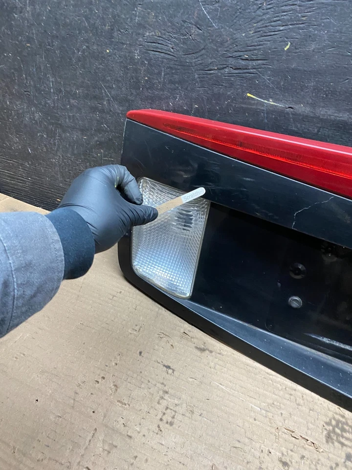 2003-2007 Cadillac CTS Trunk Panel Lid Backup License Plate 3rd Light V2530 DG - Image 4 of 4