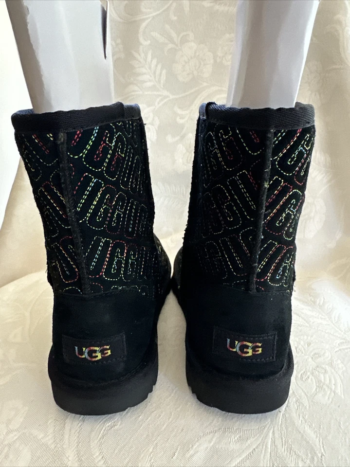 Botas UGG Clásicas Gráficas Puntada Niños Negras Talla US 6 NUEVAS SIN CAJA Foto 2 de 4