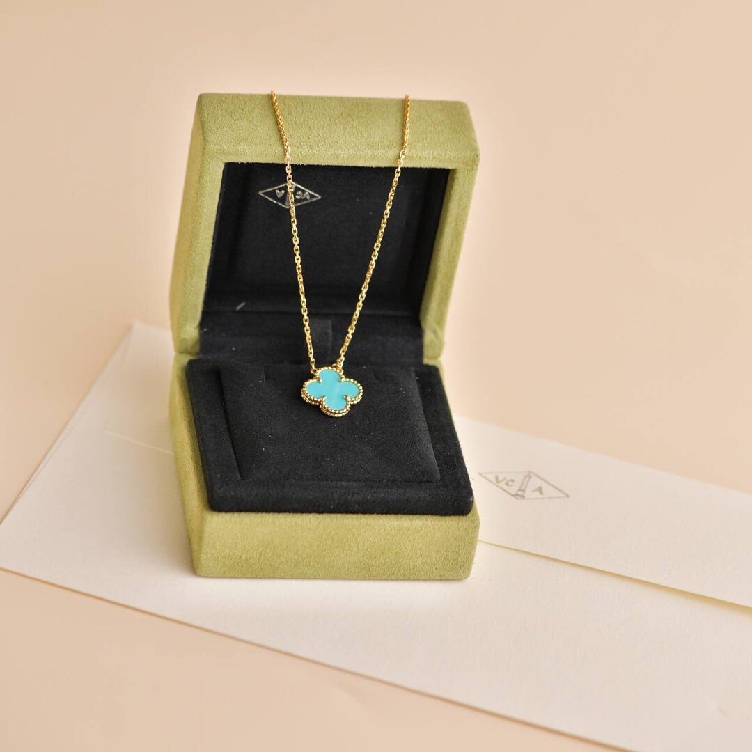 ★Van Cleef & Arpels★Vintage Alhambra Pendant 18K Vintage Alhambra pendant 18K yellow gold, Mother-of-pearl