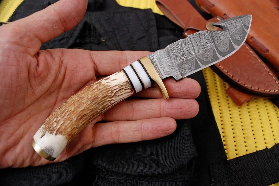 VINTAGE HANDMADE DAMASCUS STEEL SKINNING KNIFE HUNTING STAG HORN GUT HOOK BLADE - Image 2 of 4