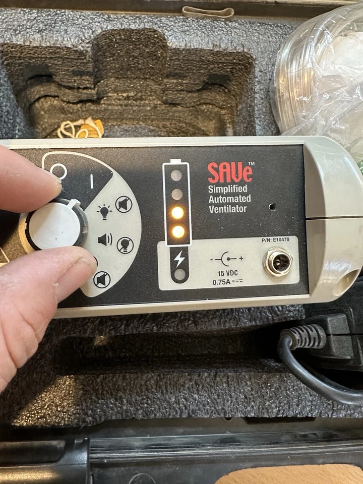 Ventilador Automatizado Simplificado AutoMedx SAVe con Estuche, Batería y Accesorios Foto 3 de 4