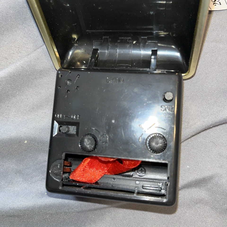 Vintage Elgin Relógio Despertador de Viagem Estojo de Amêijoa de Trabalho Wind Up Preto Mãos Brilhantes - Imagem 4 de 4