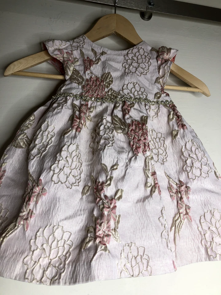 Laura Ashley 婴儿 24 Mos 连衣裙粉色锦缎皱珠宝装饰假日婚礼 — 第 2/4 张图片