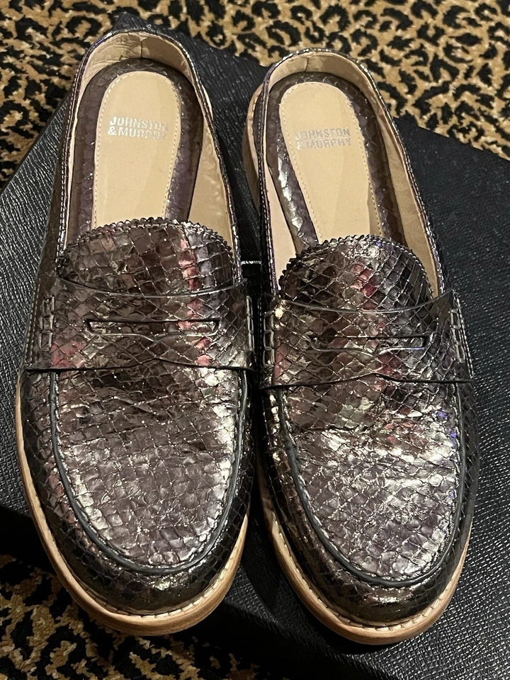 Johnston & Murphy Cuero Estampado Piel de Serpiente Metálico Plateado Sin Cordones Mula 8.5