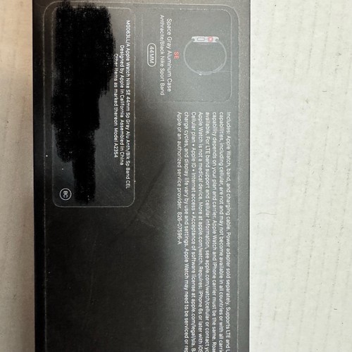Apple Watch SE Nike 44mm Boîtier en Aluminium Gris Sidéral avec Bracelet Sport Nike Noir - Photo 2 sur 6