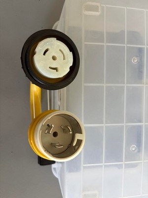 AMP UP Pigtail 125/250V Male Plug x 125V Female Socket