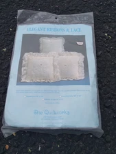 The Quiltworks Ribbon & Lace KIT 14 x14 Pillow