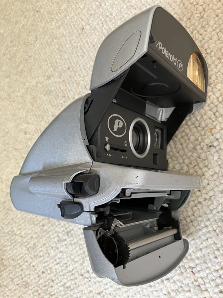 Polaroid 600 instant camera. Silver. - Image 1 of 4
