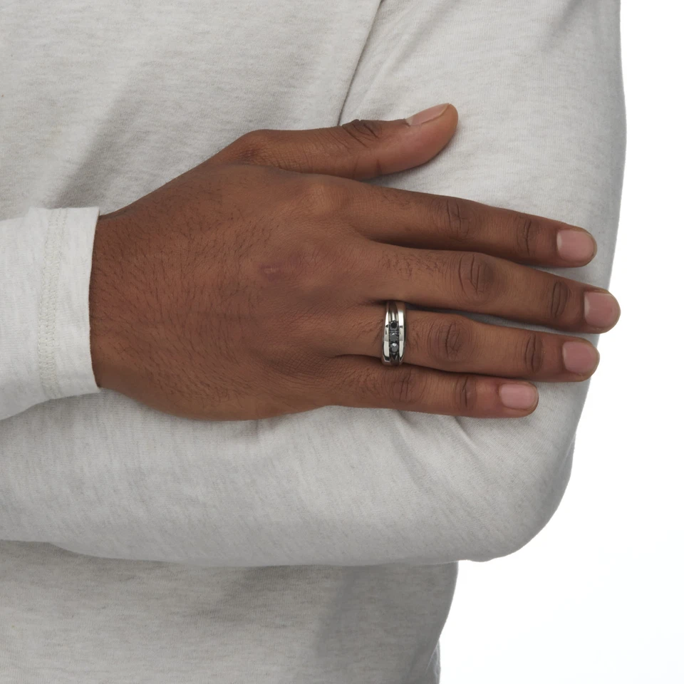 Anillo de diamantes negros con montura de canal de 3/4 TCW para hombre en plata de ley chapada en platino Foto 4 de 4