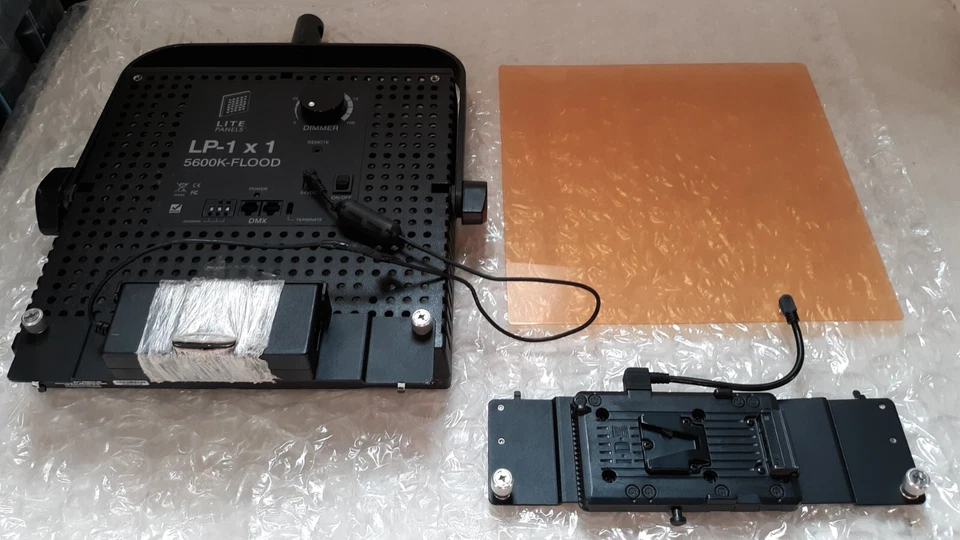 Litepanels LP-1x1 5600k-Flood Panel w/Bracket + AC + Battery Adapter *TESTED* - Image 2 of 4