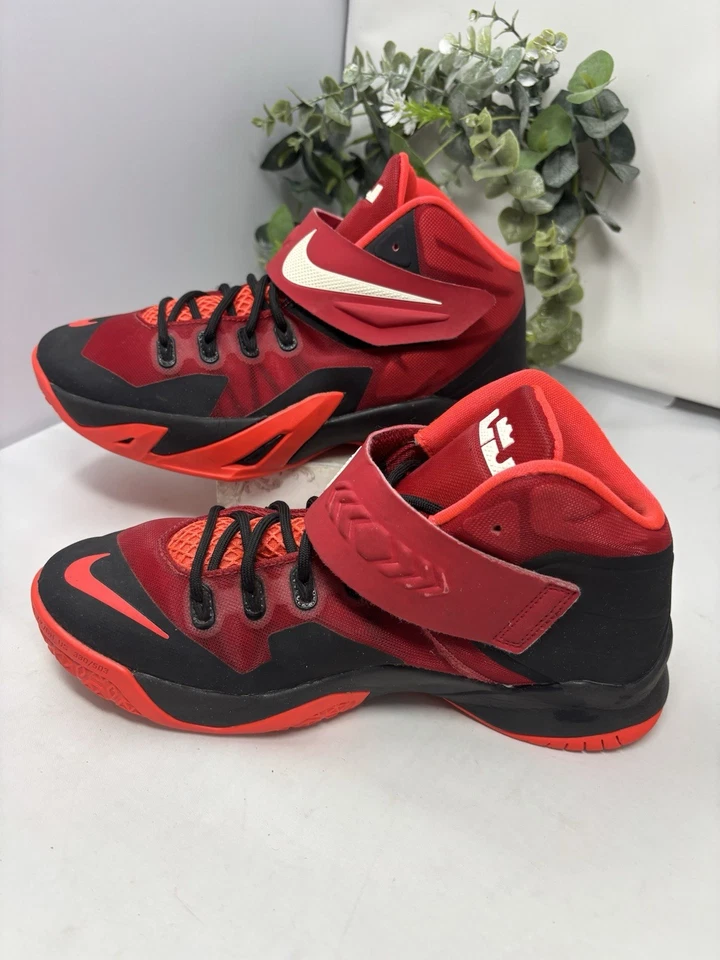 耐克 LeBron James Zoom Soldier 8 运动鞋黑色大学红色 6.5 码青少年 — 第 4/4 张图片
