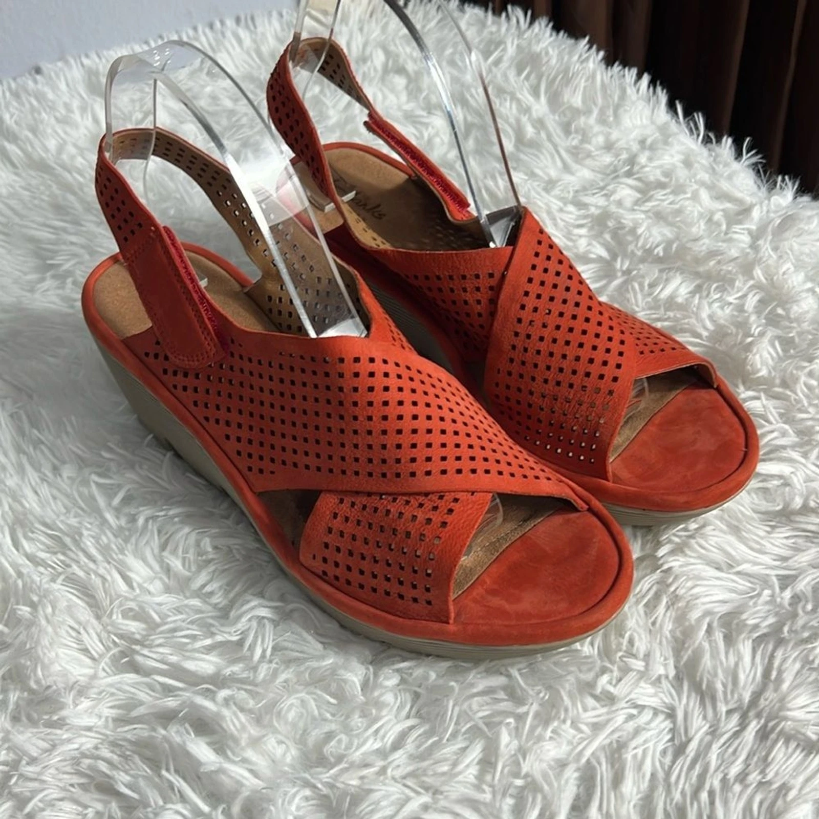 Sandali Clarks Artisan arancioni traforati in pelle scamosciata con cinturino zeppa 10M