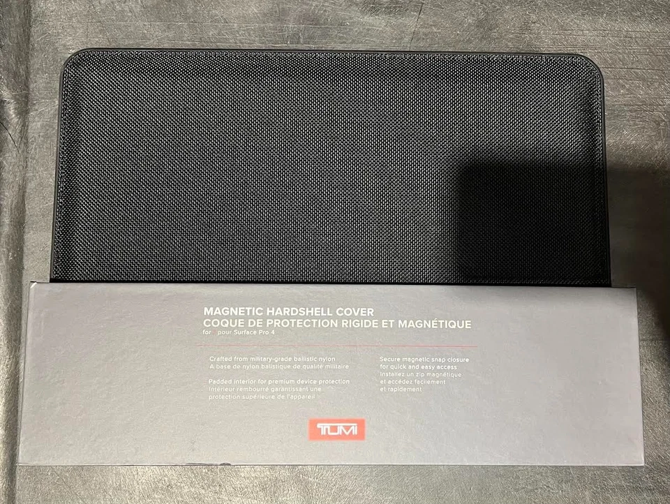 Cubierta rígida magnética TUMI para Microsoft Surface Pro 4 Foto 2 de 2