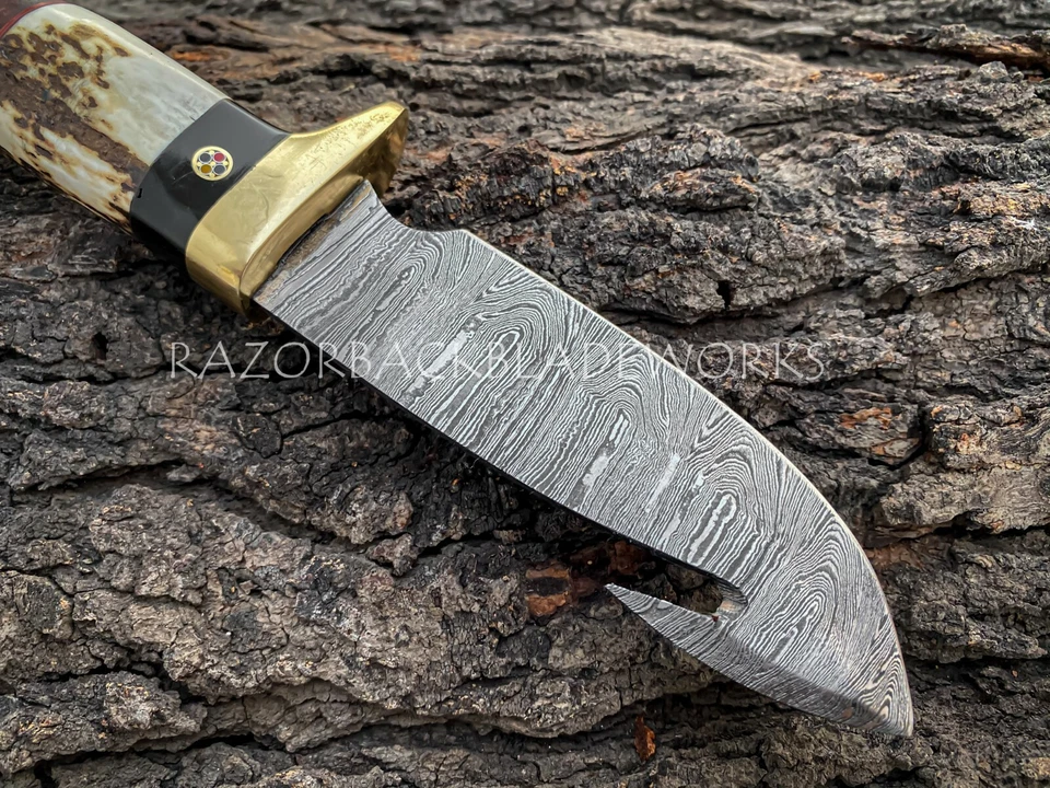 Дамасский нож ручной работы Guthook Skinner с ручкой из рогов и кожаными ножнами - Изображение 4 из 4