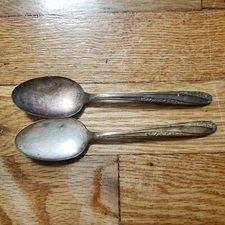 2 ANTIQUE COLLECTIBLE SPOONS 6" WM ROGERS MFG CO SILVER PLATE- REINFORCED, AA