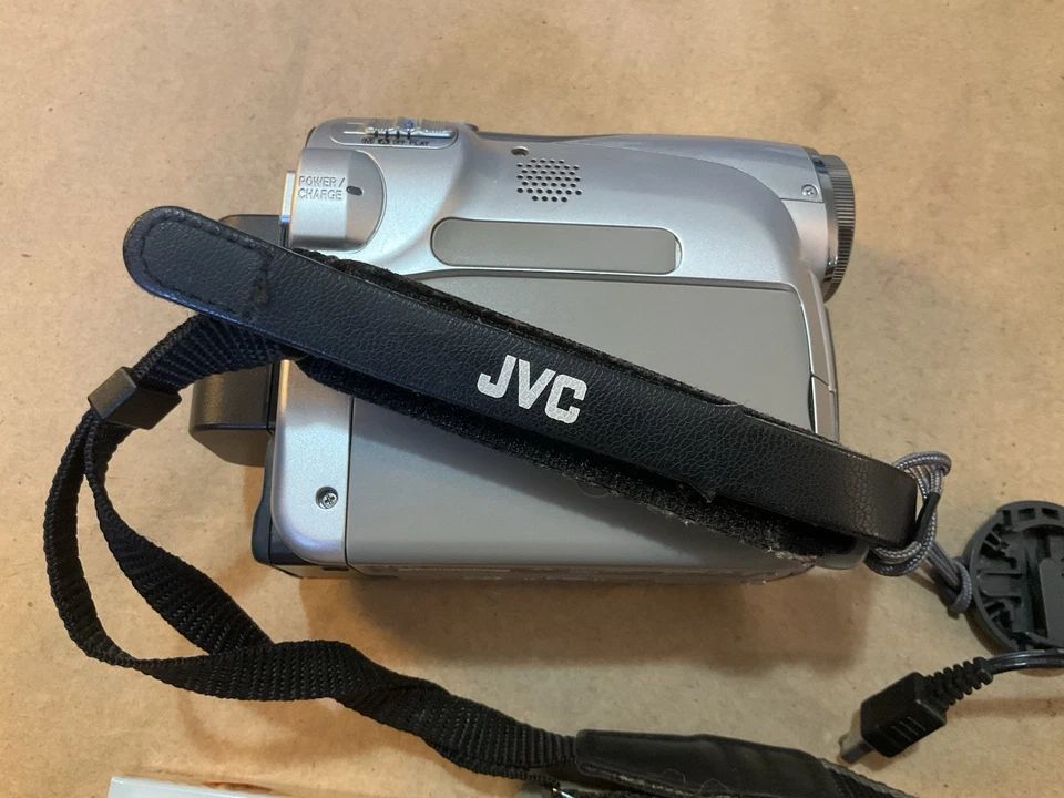 JVC MiniDV GR-D250U Camcorder 25x Zoom Optical Lens Cap Blank New Cass. Tape - Image 4 of 4
