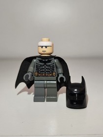 LEGO Batman BAT024 DC Super Heroes Dark Knight Gray Suit 7888 Great condition