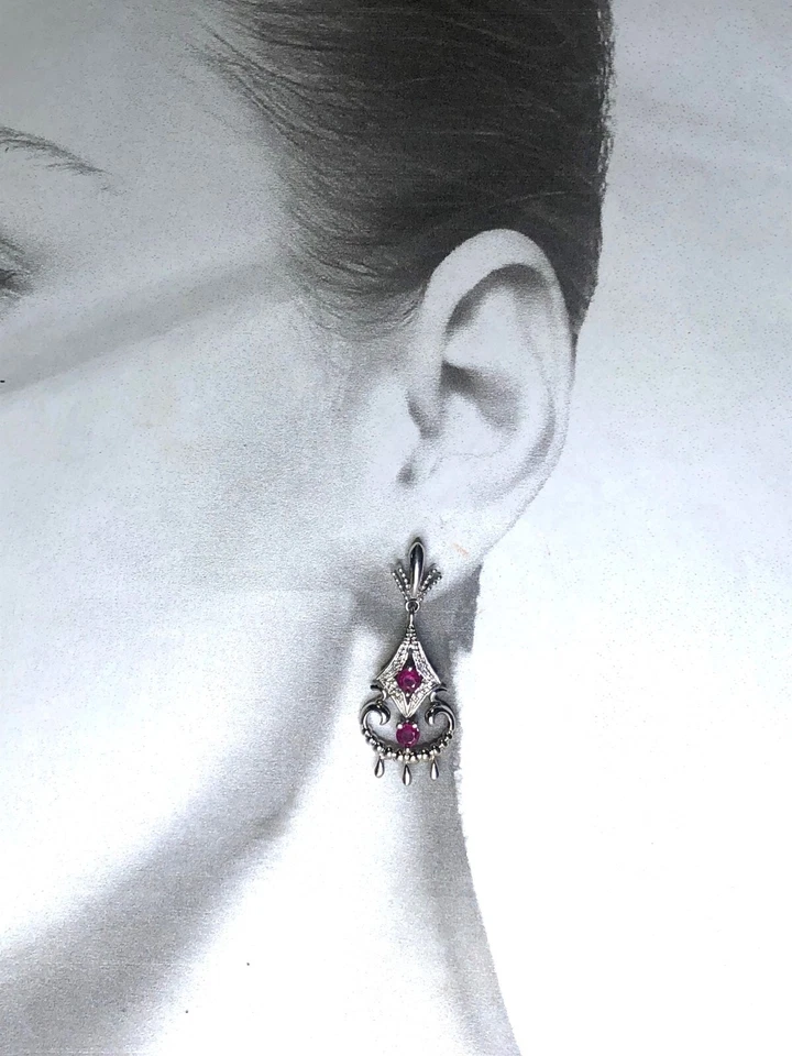 Pendientes colgantes de diamantes con rubí araña de oro blanco de 14 K EMA Foto 4 de 4