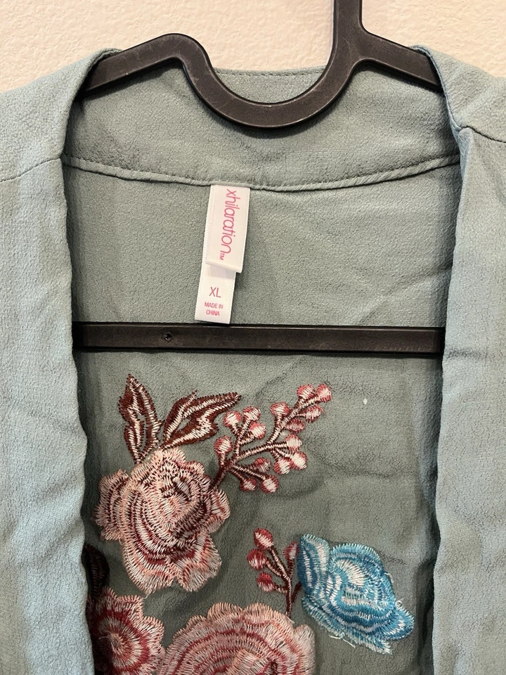 Bata verde para mujer Xhilaration con detalle floral bordado talla XL con corbata Foto 3 de 4