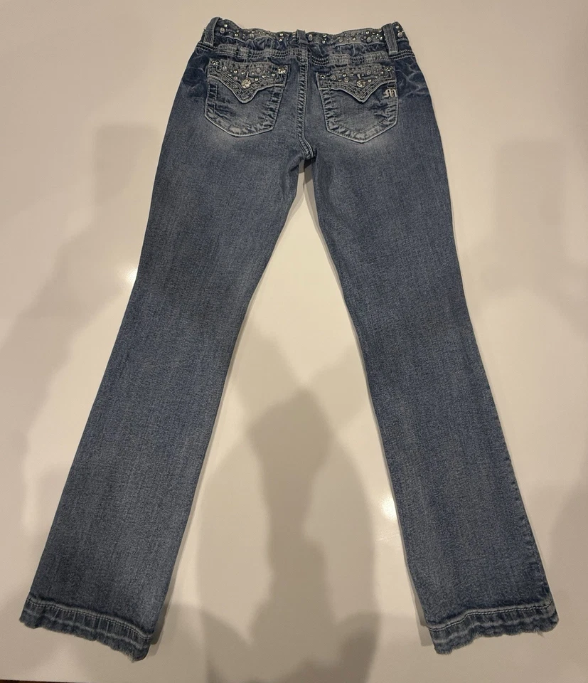 Pantalones de mezclilla rectos Miss Me JP5281 tiro medio talla 27 azul estrás adornado  Foto 3 de 4