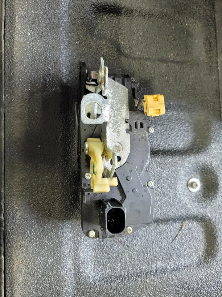 Actuador de pestillo de cerradura de puerta delantera derecha OEM Saturn Aura 2007-2010 Foto 4 de 4