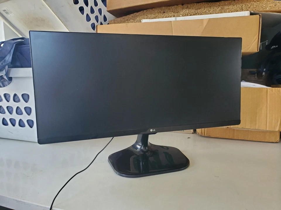 LG 25" UltraWide FHD IPS LED Monitor **BROKE Menu Button, but screen works as is - Image 2 of 4