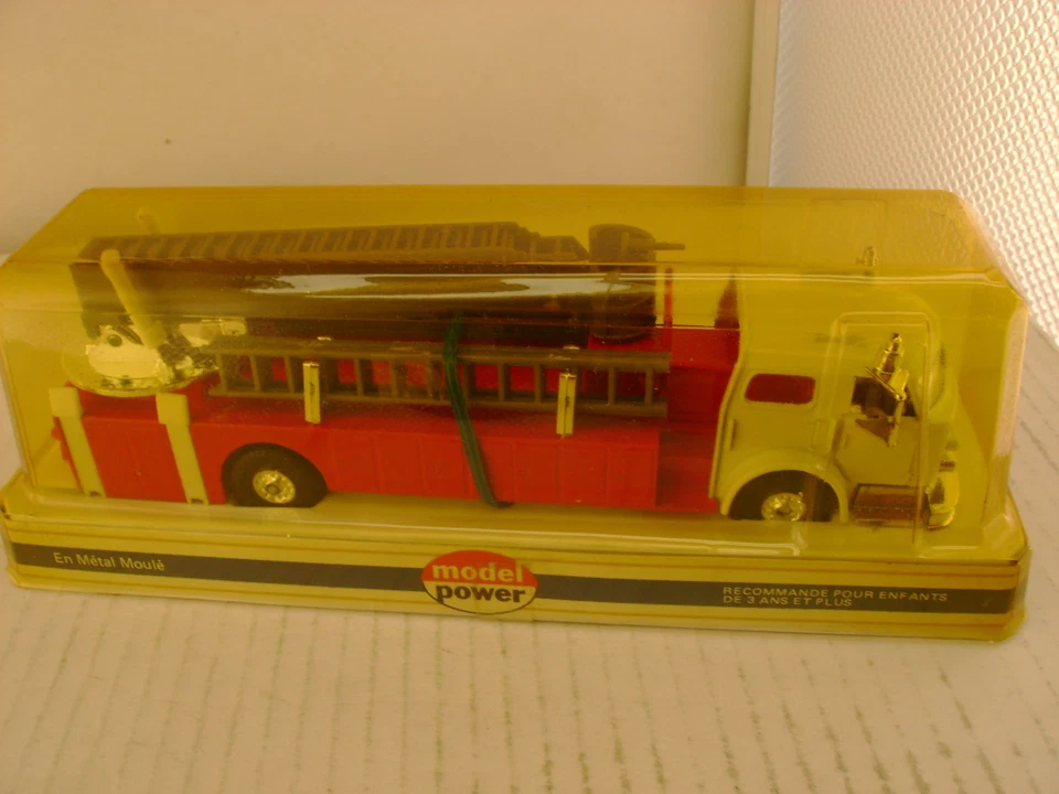 MODEL POWER PLAYART 1:48 RED W/WHIT AMERICAN LA FRANCE FIRE ENGINE SNORKEL TRUCK - Image 2 of 4