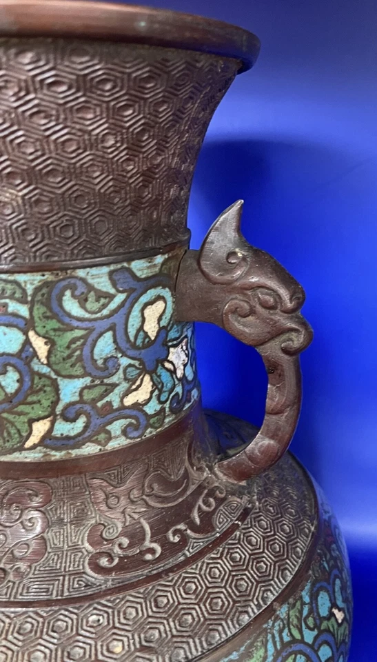 Jarrón Champleve japonés vintage de latón con esmalte floral Foto 3 de 4