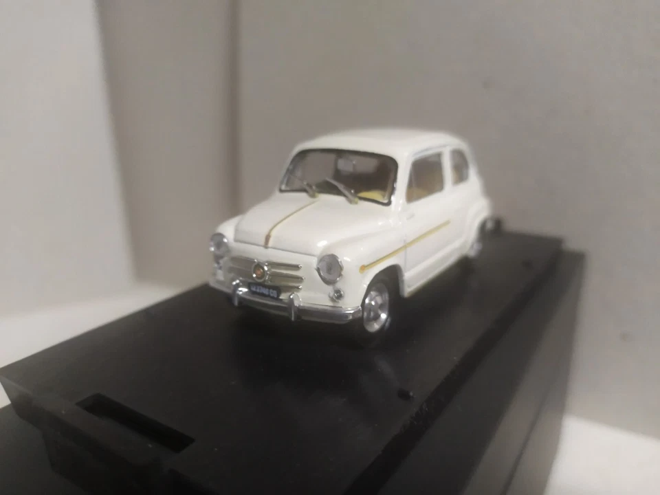 Fiat 600-D (1960) , blanco . Brumm R316-12 . Escala 1/43 - Imagen 4 de 4