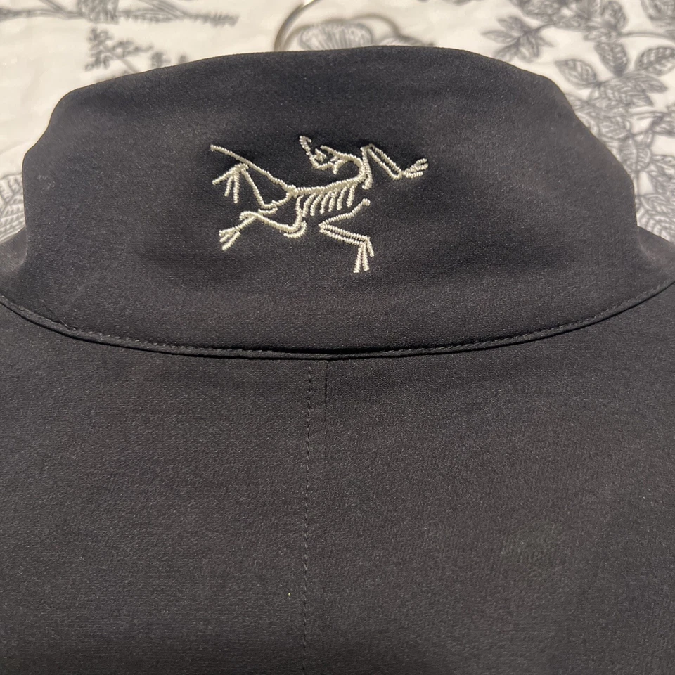 Arc’teryx CA34438 Soft-Shell Full-Zip Jacket Black Women’s Medium Zip Pockets - Image 3 of 4